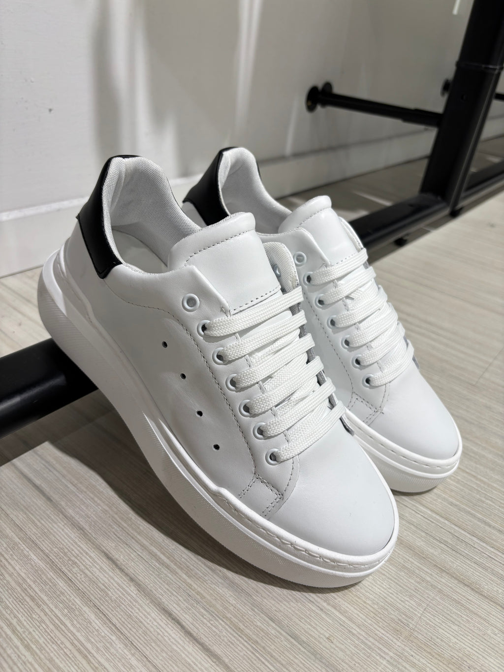 SNEAKERS PELLE FONDO BOMBATO BAFFO NERO