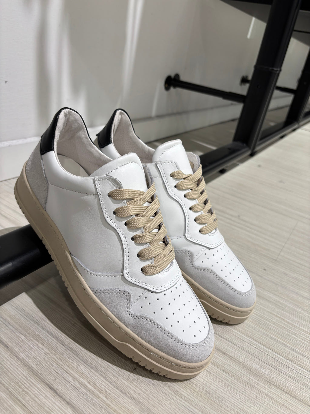 SNEAKERS PELLE MOD.AUTRY BAFFO NERO