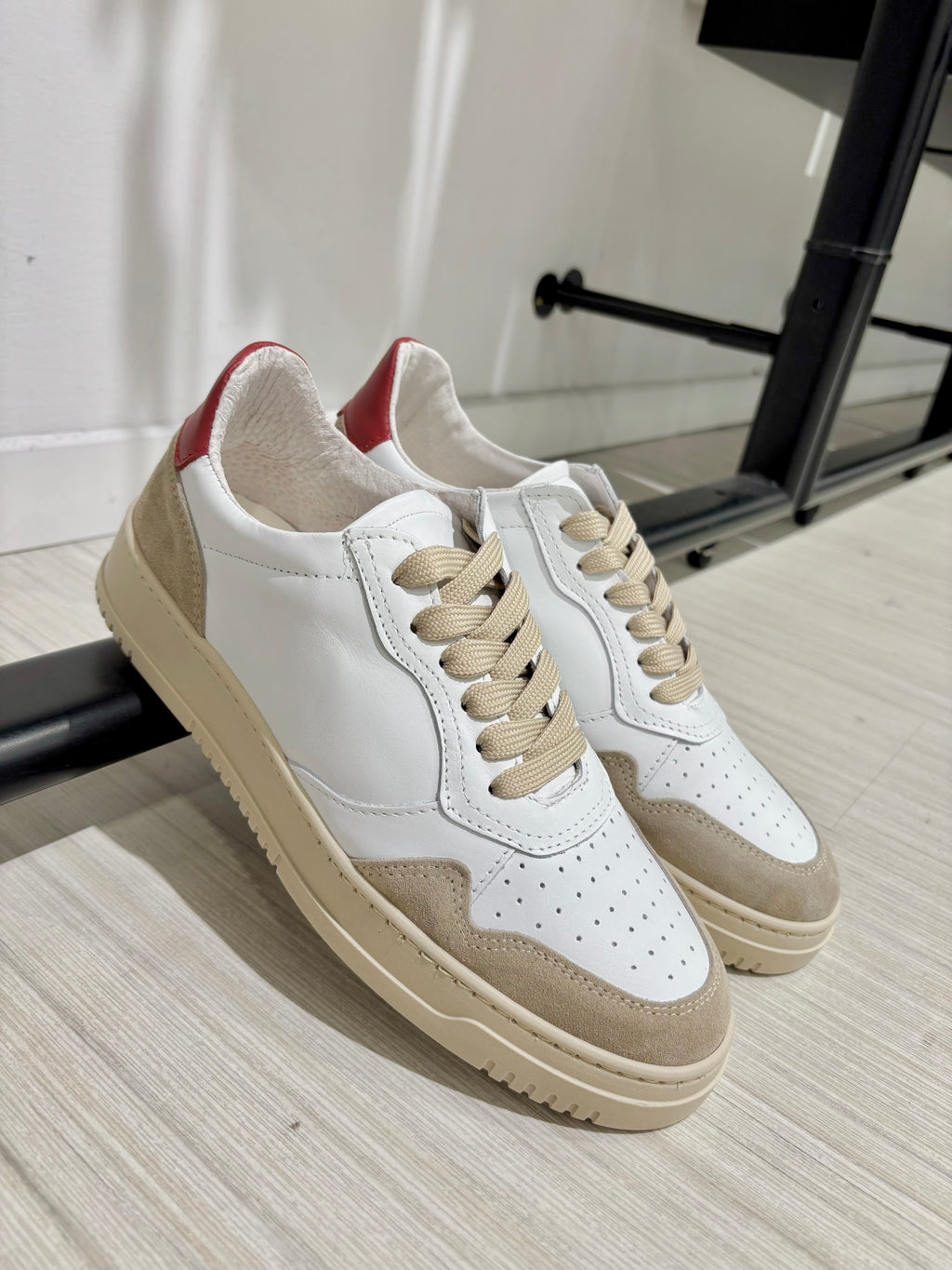 SNEAKERS PELLE MOD.AUTRY BAFFO ROSSO