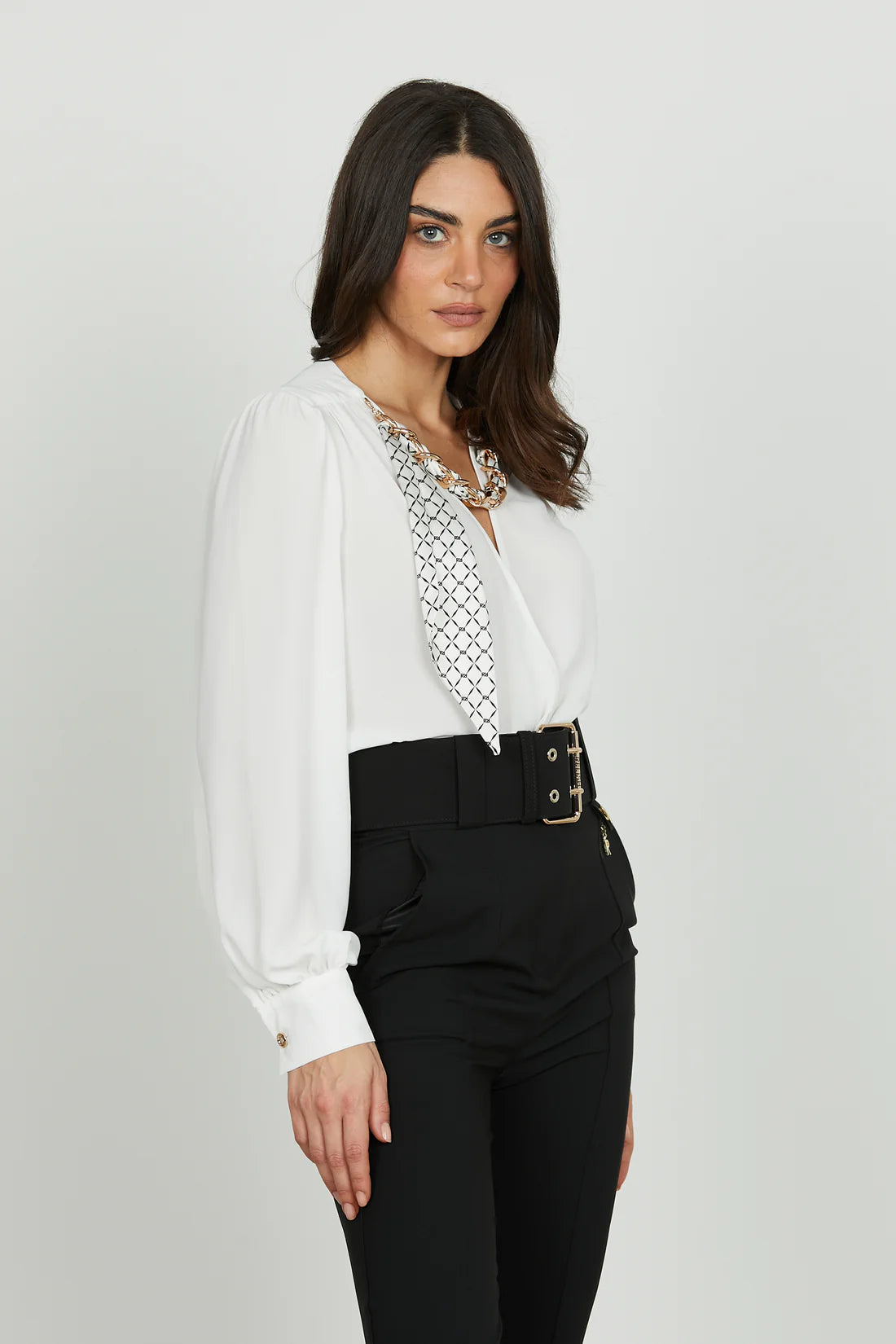 RELISH BODY BRIDGER SCOLLO INCROCIO CON CATENA FOULARD