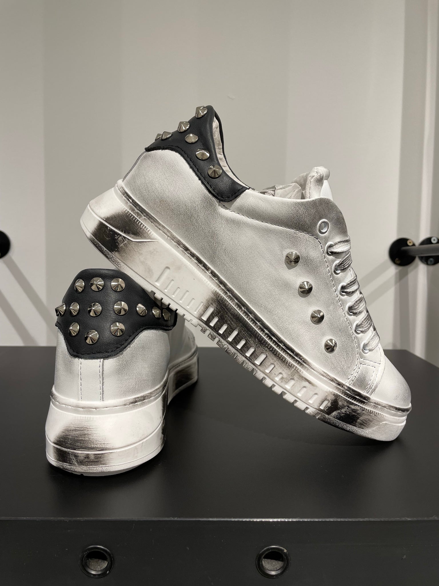 SNEAKERS VERA PELLE BIANCA SPORCATA CON BORCHIE