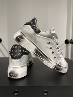 SNEAKERS VERA PELLE BIANCA SPORCATA CON BORCHIE