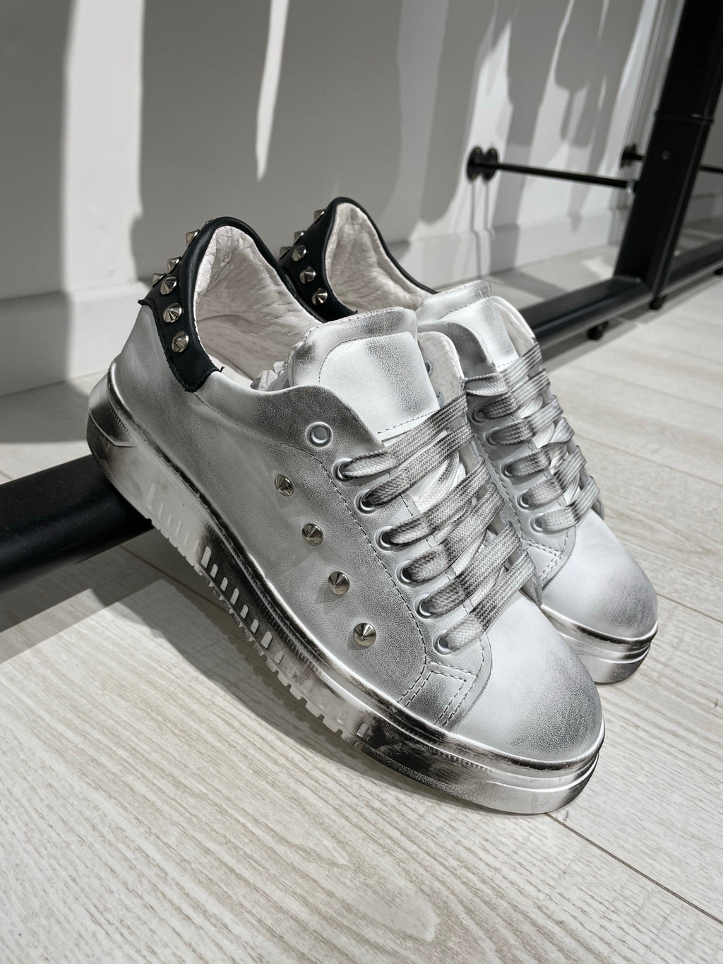 SNEAKERS VERA PELLE BIANCA SPORCATA CON BORCHIE