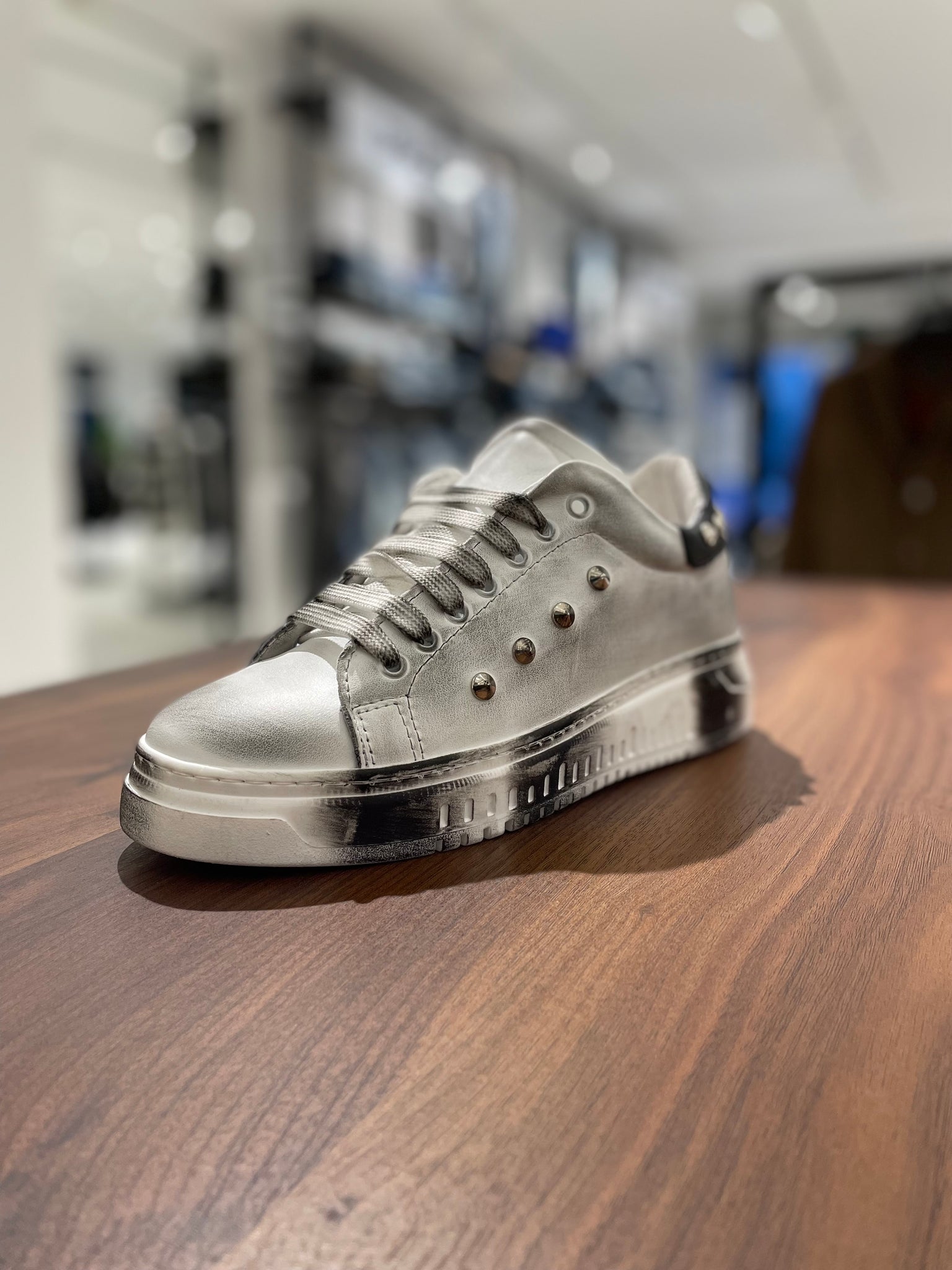 SNEAKERS VERA PELLE BIANCA SPORCATA CON BORCHIE